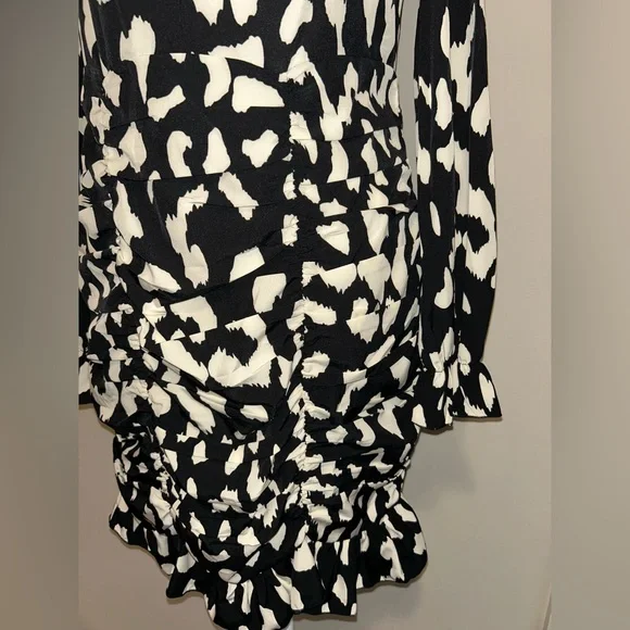 Elegant Black & Cream Women's Dress - Picture 3 of 4